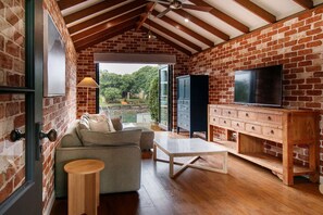 Fernseher, Kamin, Arbeitsbereiche