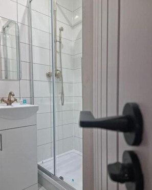 Apartment | Badezimmer | Dusche, Handtücher, Toilettenpapier
