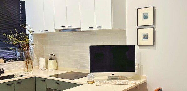 Private kitchen - Brilliant Hong Kong Island Seaside Chic 1-bedroom Condo - Beach and City Access (Hong Kong Island)