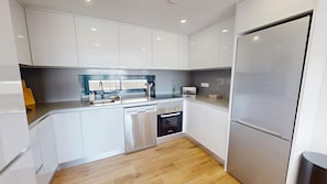 Kühlschrank, Mikrowelle, Ofen, Geschirrspüler