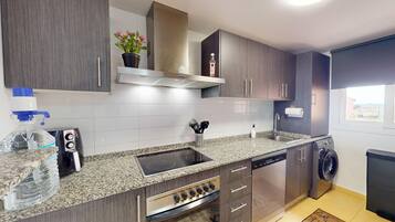 Frigorífico, microondas, horno y lavavajillas