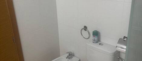 Dusch, hårtork och handdukar