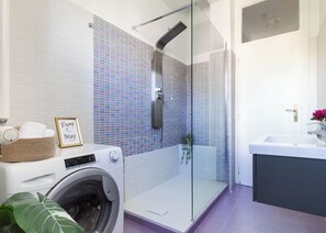 Dusche, Haartrockner, Bidet, HandtĂŒcher