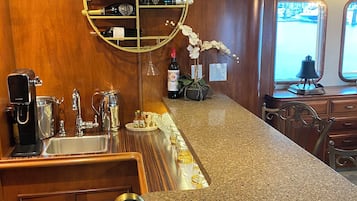 Jääkaappi, mikroaaltouuni, astianpesukone, kahvin-/teenkeitin