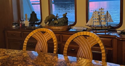 Unique yacht with WiFi in Sitka harbor - 3 bedrooms