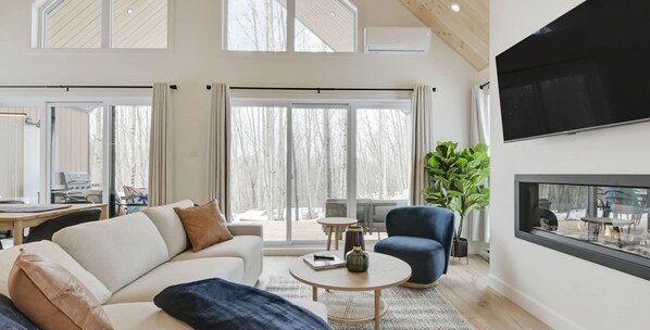 Een televisie, een open haard en een kantoor