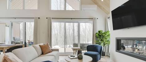 テレビ、暖炉、書斎 / ワークスペース