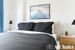 3 slaapkamers, een bureau, een strijkplank/strijkijzer, reisbedje