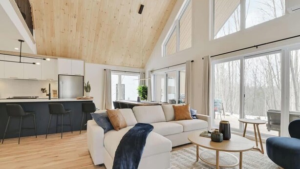 A modern interior with a kitchen, dining area, and living room. - Trinity - Familiale - Spa & Nature by Alchalet (Pont-Rouge)