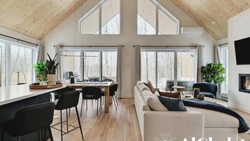 Een televisie, een open haard en een kantoor