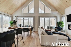 Una televisión, una chimenea, una oficina