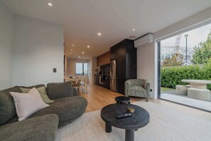 TV - Bright 2BR w Yard Washer Full Kitchen (Christchurch)