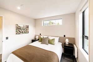 2 habitaciones, tabla de planchar con plancha y ropa de cama 