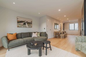 TV - Bright 2BR w Yard Washer Full Kitchen (Christchurch)