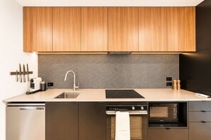 Coffee/tea maker, fridge, microwave, oven
