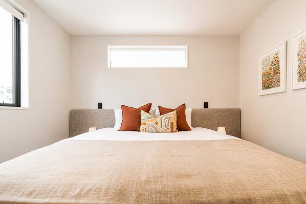 2 bedrooms, iron/ironing board, bed sheets