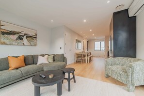 TV - Bright 2BR w Yard Washer Full Kitchen (Christchurch)