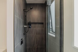 Shower, hair dryer, towels - Bright 2BR w Yard Washer Full Kitchen (Christchurch)