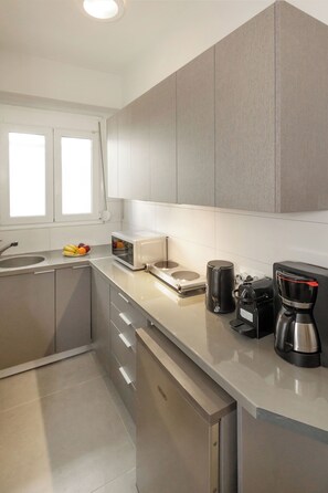 Réfrigérateur, micro-ondes, plaque de cuisson, cafetière/bouilloire