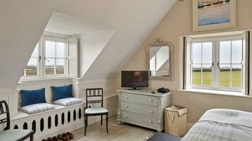 5 bedrooms, iron/ironing board, free WiFi, bed sheets