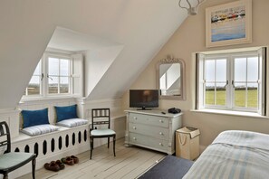 5 bedrooms, iron/ironing board, free WiFi, bed sheets