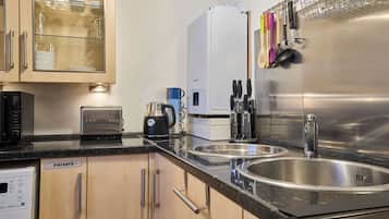 Frigorífico, microondas, horno y placa de cocina