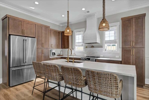 Refrigerador, microondas, horno y parrilla de estufa