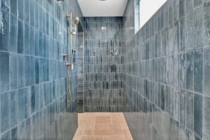 Douche, serviettes fournies