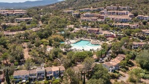 A residential area with a central swimming pool surrounded by houses. - Air-conditioned apartment with sea view - Les Restanques SWIMMING POOLS TENNIS (Grimaud)