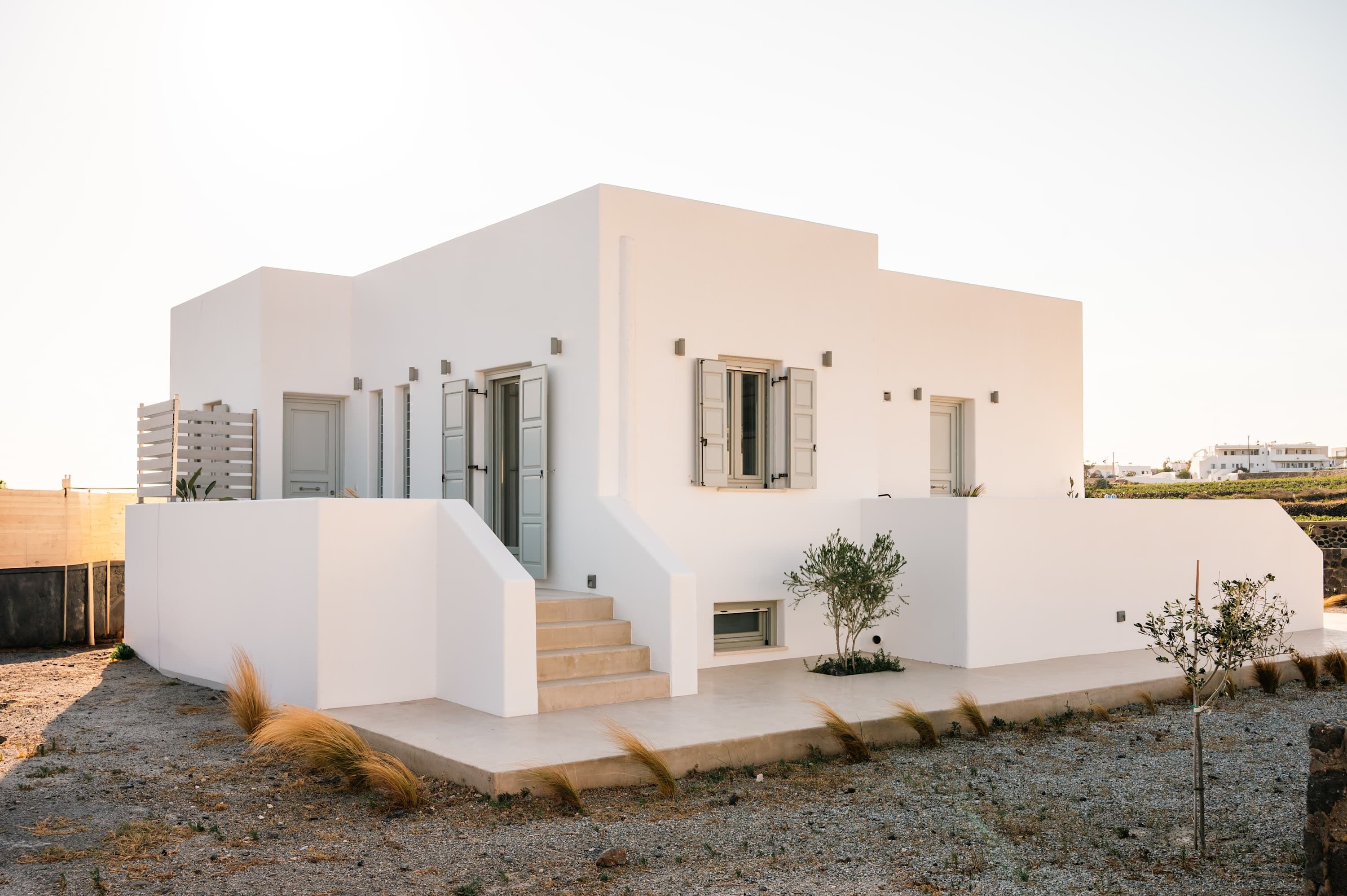Modern Facade – Authentic & Stylish
Minimal Cycladic design with clean lines and local architectural flair.