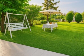 Outdoor dining - Chalkidiki Sea Aura - Eva's Garden Getaway (Nea Moudania)