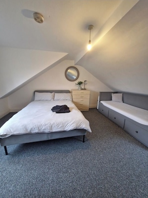3 chambres, fer et planche à repasser, Wi-Fi, draps fournis