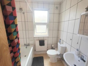 Secador de cabelo, toalhas de banho, papel higiênico 