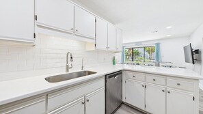 Geladeira, micro-ondas, cooktop, lava-louças