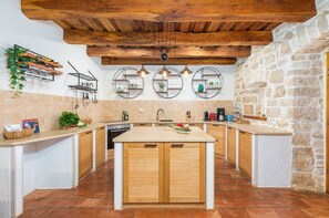 Réfrigérateur, four, lave-vaisselle, cafetière/bouilloire