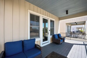 Terrace/patio - Beach Facing, 4Bd, Sleeps 10, Bikes, BBQ, Pool (Gulf Shores)