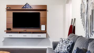 Duplex, 3 Bedrooms | Living area | Smart TV