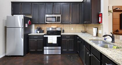 Modern Pet-friendly Duplex Near River Walk 3 Bedroom Duplex
