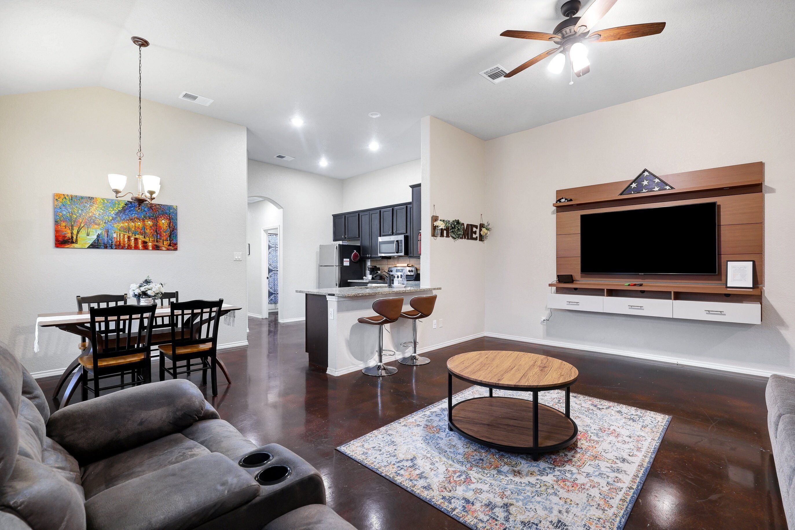 Nhà Duplex, 3 phòng ngủ | Khu phòng khách | Smart TV 