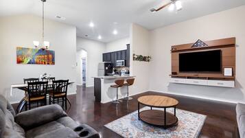 Nhà Duplex, 3 phòng ngủ | Khu phòng khách | Smart TV