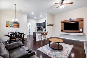 Appartement Duplex, 3 chambres | Coin séjour | TV connectée