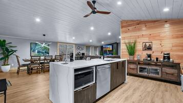 Cabin, 3 Bedrooms | Private kitchen | Fridge, oven, coffee/tea maker, toaster