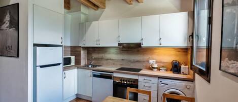 Frigorífico, microondas, horno y cafetera o tetera