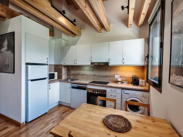 Fridge, microwave, oven, coffee/tea maker