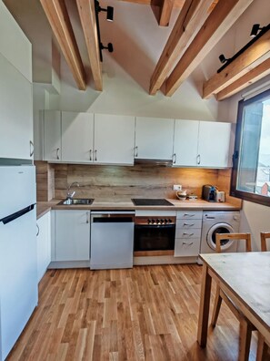 Fridge, microwave, oven, coffee/tea maker