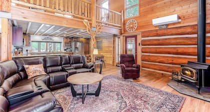 Pet-Friendly Cabin Near Sunriver w/ Hot Tub