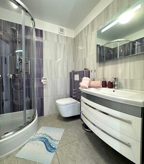Douche, sĂšche-cheveux, serviettes fournies