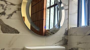 Dusche, Handtücher, Seife, Toilettenpapier