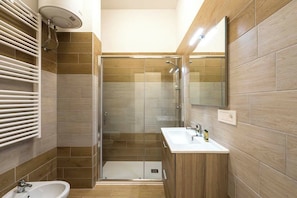 Shower, hair dryer, bathrobes, slippers - Malcangi 29 (Trani)