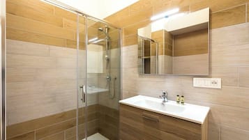 Dusche, Haartrockner, Hausschuhe, Handtücher